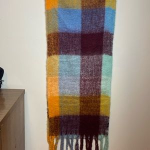 Zara chunky knit scarf. 78 inches by 17 inches. Not including the fringe.